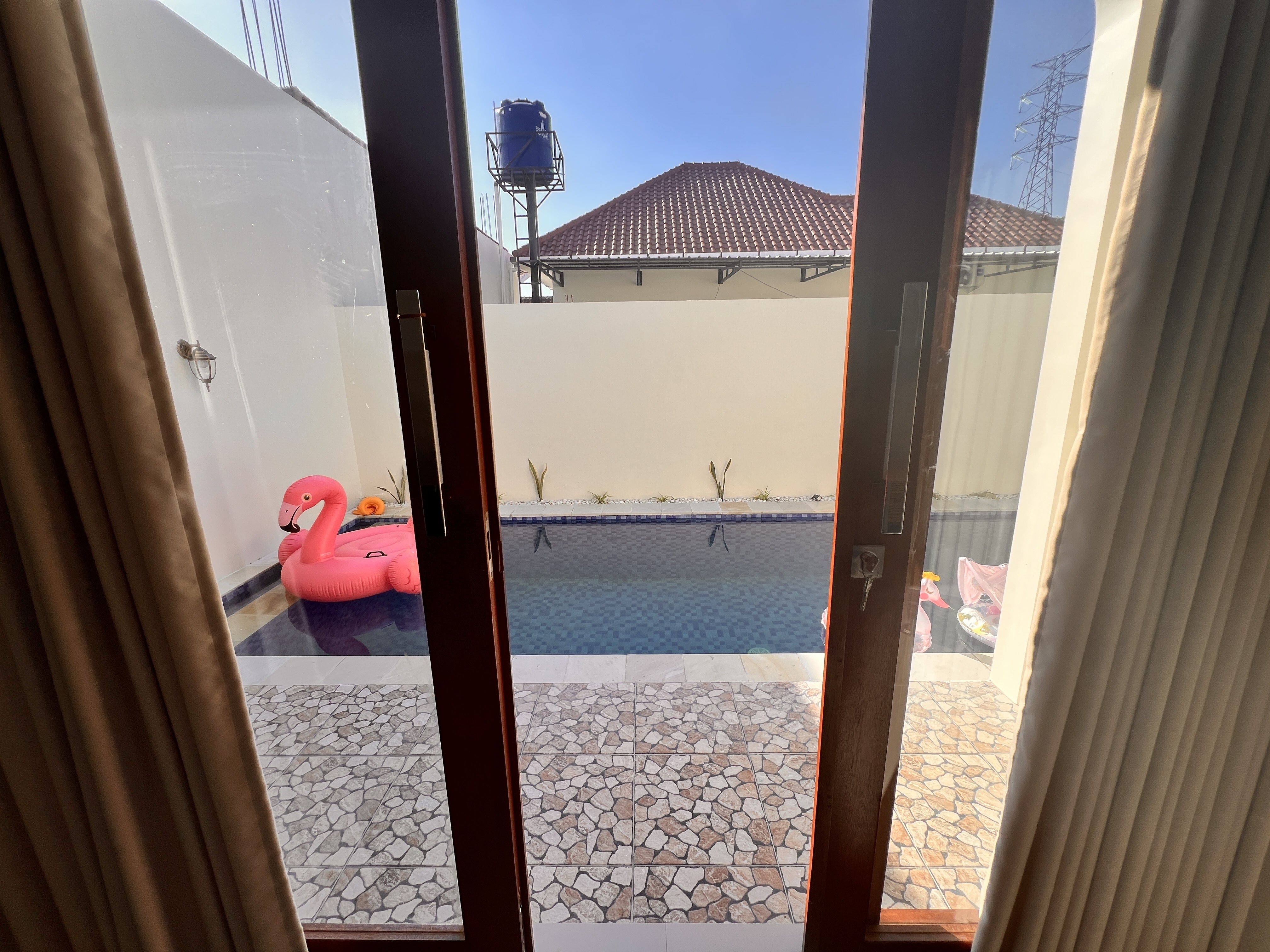 SistersZ room pool view