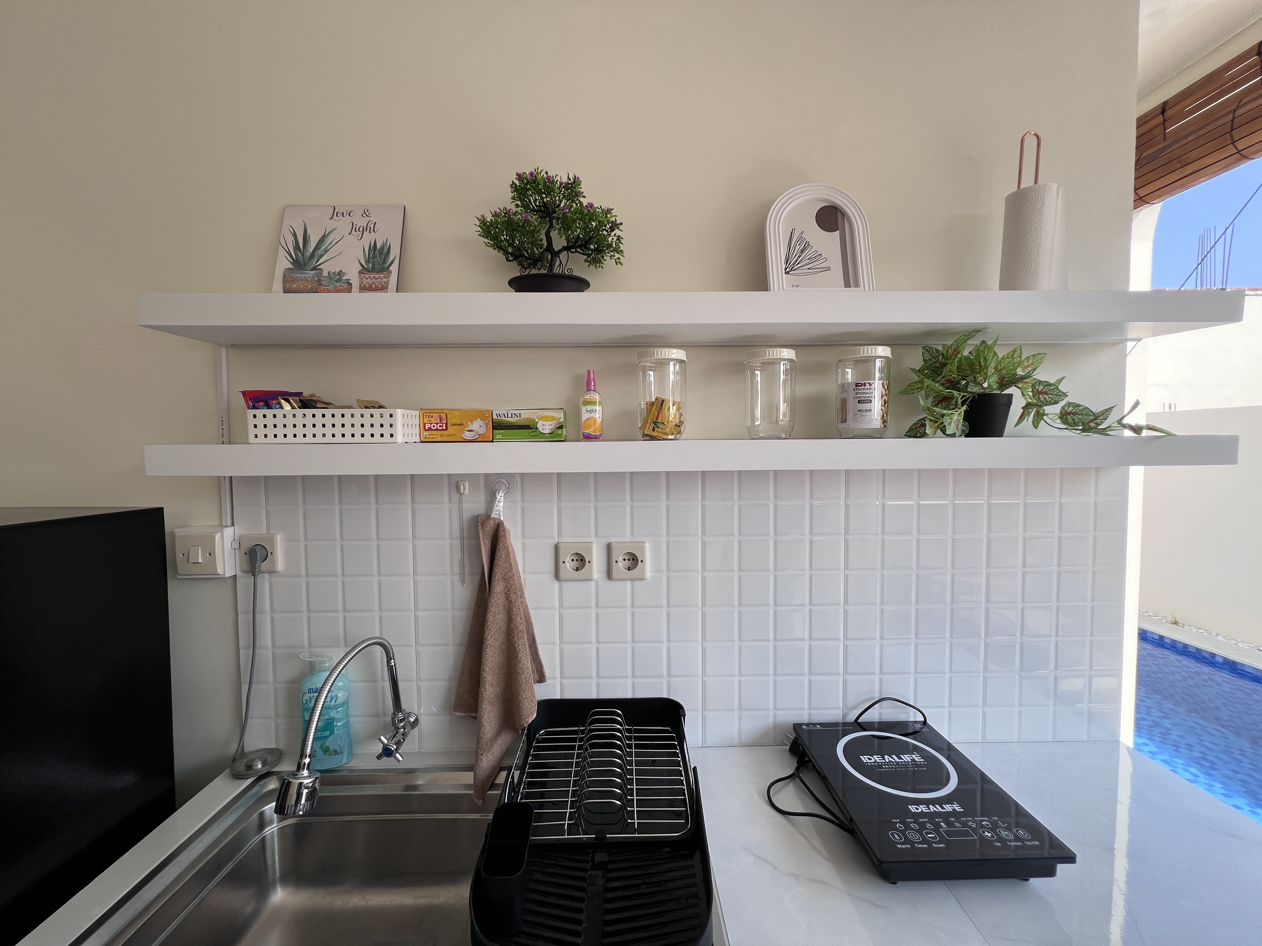 Kitchen laci and amenities 