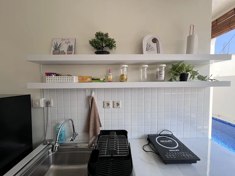 Kitchen laci and amenities 