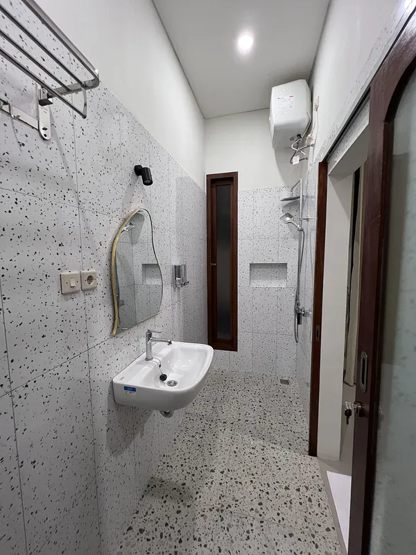 Room 1 toilet preview